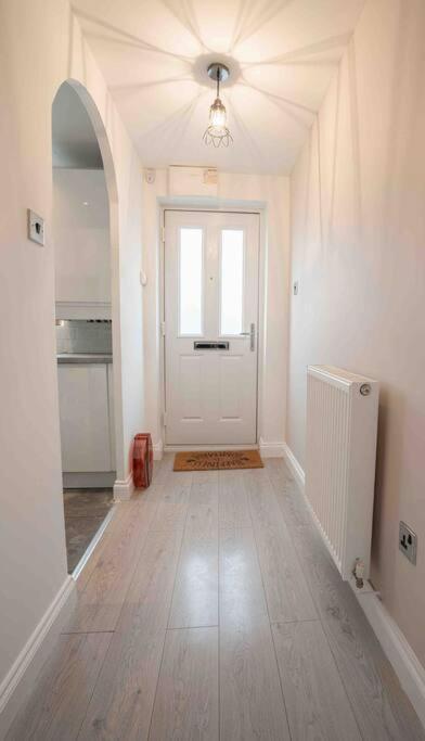 Stunning Abode 5 Min From Nec & Bhx, Pets Allowed 말스톤그린 객실 사진